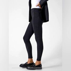 ATHLETA DELANCEY MOTO TIGHT LEGGINGS
Pre loved but in excellent condition